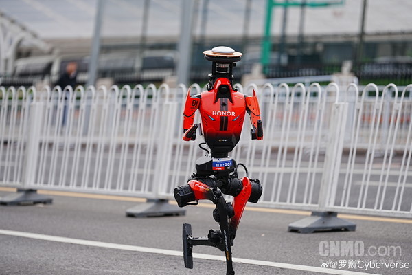 荣耀人形机器人“闪电”