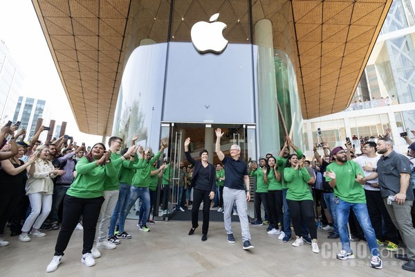 苹果在印度的第一家Apple Store开业!CEO库克出席