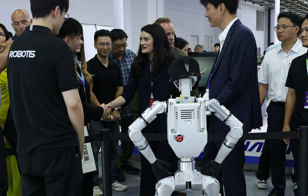 黄仁勋长女现身北京世界机器人大会 参观Robotis展台