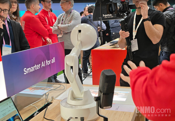 联想携多款硬核新品亮相MWC 2026 包括全新大折叠屏!