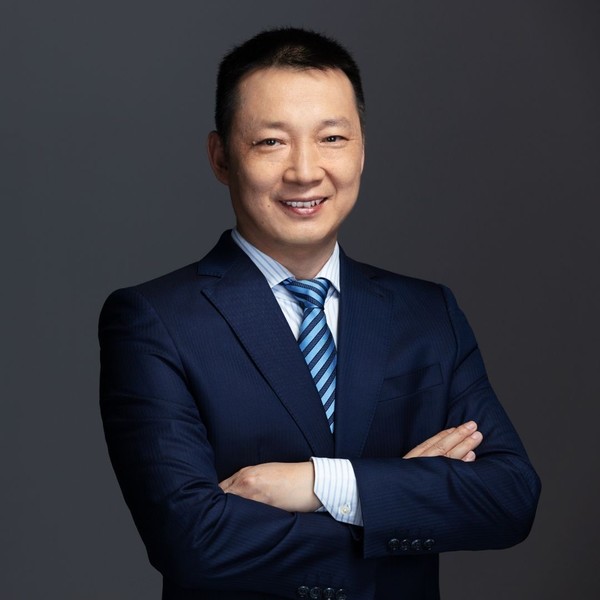 荣耀新任CEO开通微博 官宣启动“全球百万雄鹰计划”