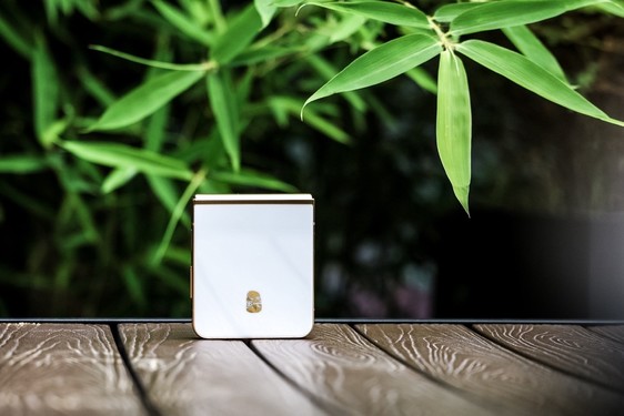 创新科技融合典雅瓷韵 心系天下三星W24 Flip演绎科技美学