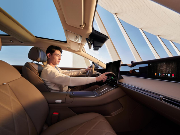 鸿蒙智行最美轿车驾到！享界S9开订2小时订单破3000台