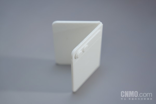 音量按键位于机身顶部