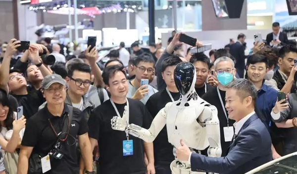 小鹏机器人IRON现身上海车展 与何小鹏现场碰拳互动