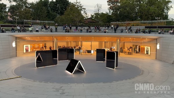 苹果全球四家门店展出iPhone Duo雕塑 成打卡新地标