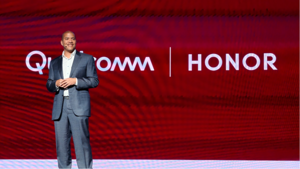 高通Chris Patrick亮相荣耀全球发布会:高通携手荣耀重新构想个人AI时代智能手机
