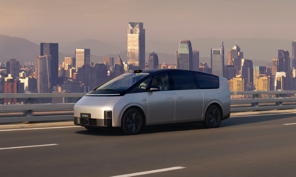 何小鹏和华为余承东响应李想:支持用光明反击黑暗