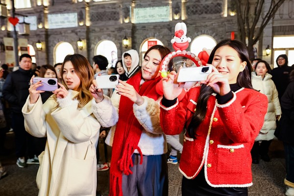 新年又有大动作!荣耀正式宣布成龙成为品牌龙年大使