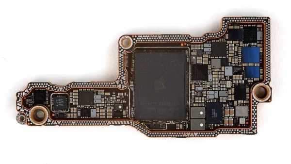 iPhone 18 Pro主板谍照