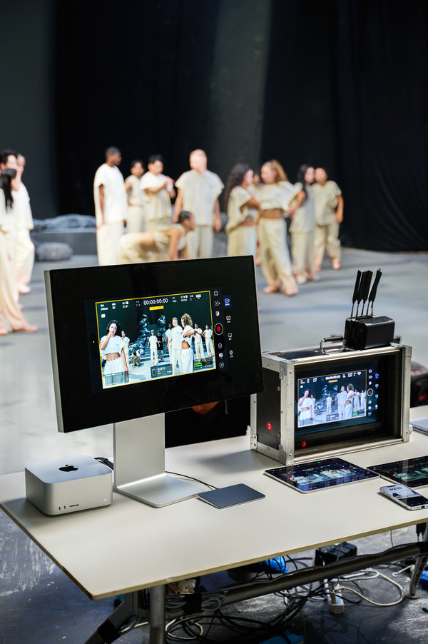 王霏霏携手iPhone 17 Pro 打造全新MV《RUNAWAY》