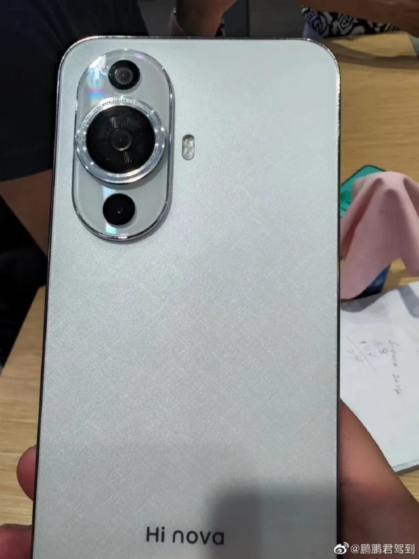 遭到曝光的Hi nova 11真机图(图源见水印)