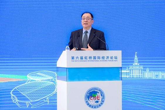 图为高通公司中国区董事长孟樸发表主题演讲