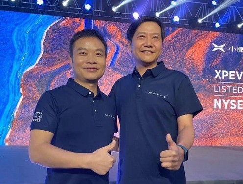 何小鹏亲自开小米SU7赶赴发布会：这车卖便宜了就不对
