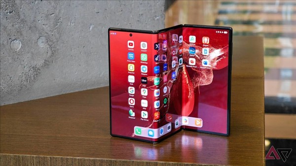 外媒上手华为Mate XT三折叠：惊人地坚固 铰链很结实