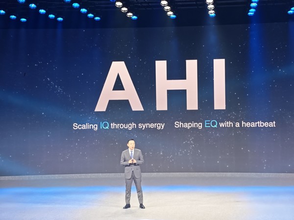 荣耀获邀登MWC主舞台 CEO：将创造“很酷的AI未来”