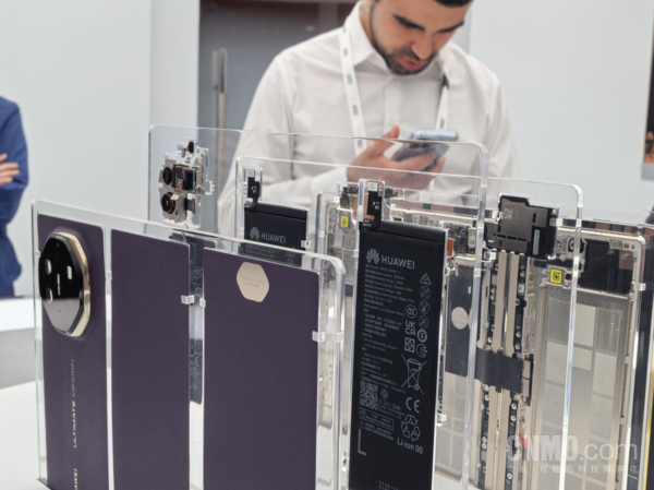 华为Mate XTs拆解机亮相MWC 2026 内部构造“一览无遗”