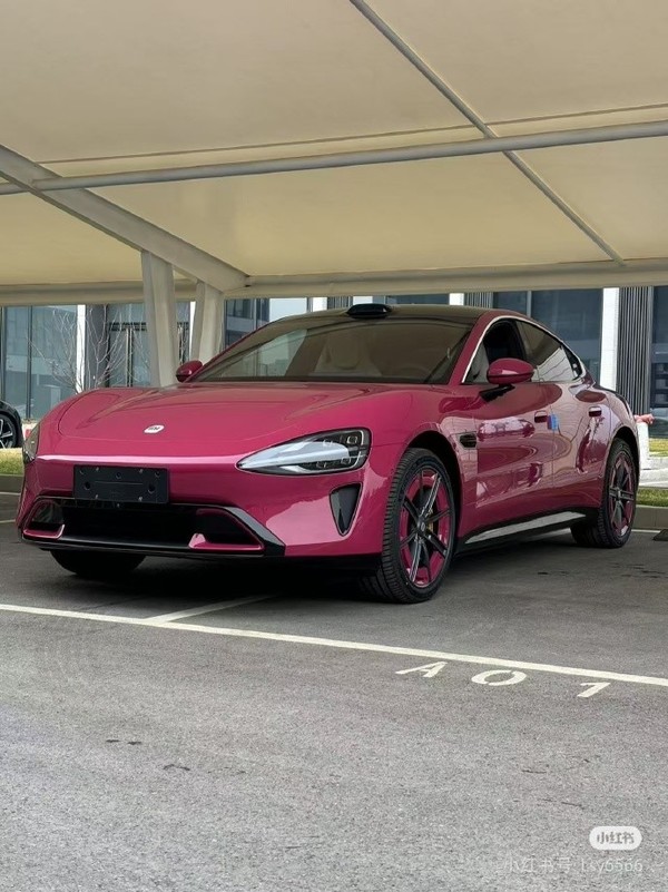 优雅！小米SU7璀璨洋红实车曝光 米灰色新内饰也不错