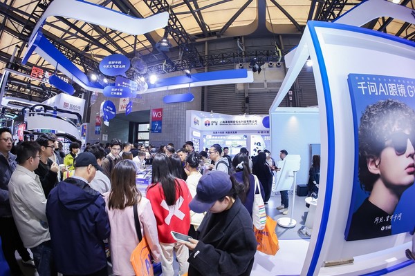 千问AI眼镜亮相AWE 2026，展台被“挤爆了”
