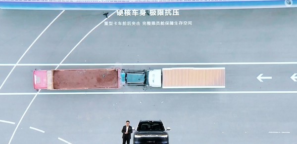 华为问界M9遭两台重型卡车前后夹击 余承东:极限抗压