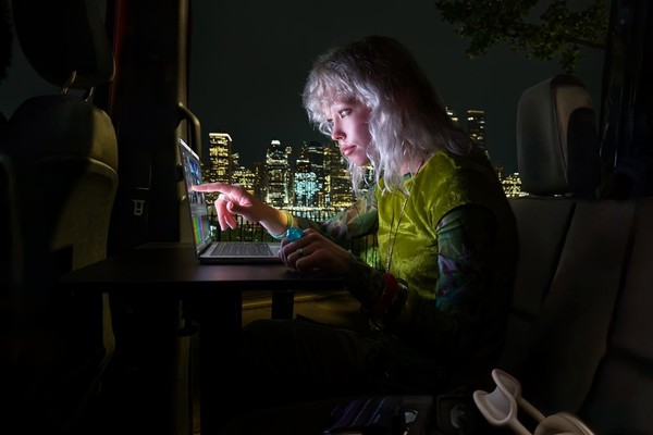 熄灭十年的logo灯亮起来 MacBook Pro终于去了“班味儿”