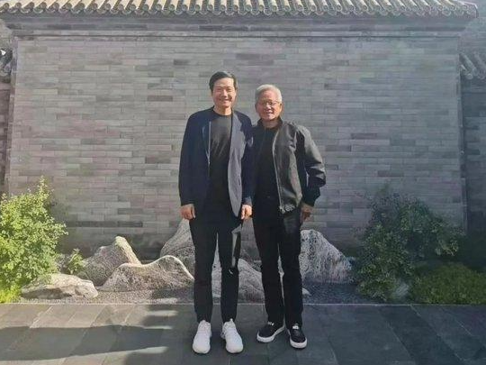 黄仁勋称非常想买一辆小米汽车 此前曾和雷军合影