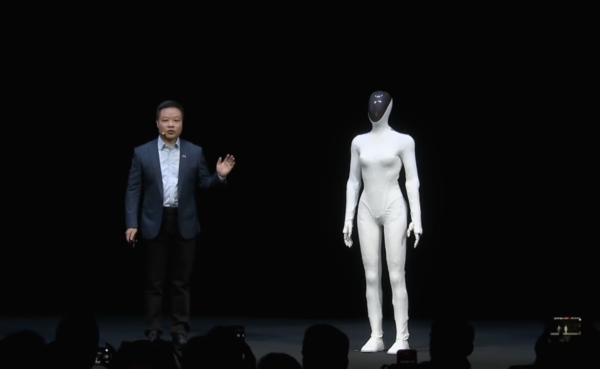 小鹏汽车展示首款女性机器人IRON 计划2026年量产