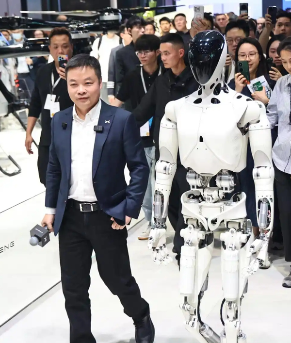 小鹏机器人IRON现身上海车展 与何小鹏现场碰拳互动