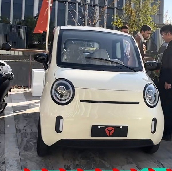 传雅迪将发布新能源汽车 实拍图已流出 采用圆形大灯