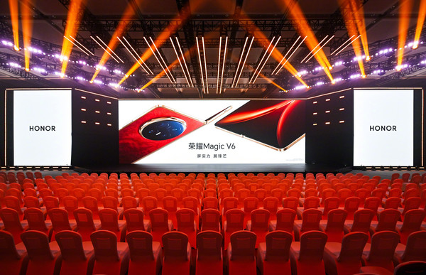 荣耀CEO李健：Magic V6是折叠之王 电池领先行业两代