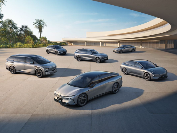 小鹏蔚来双双发布最新汽车月销量:仅相差不到500辆