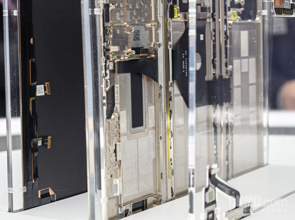 华为Mate XTs拆解机亮相MWC 2026 内部构造“一览无遗”
