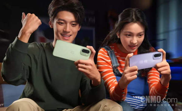 早报：华为Mate X7折叠手机开售  苹果副总裁直播带货