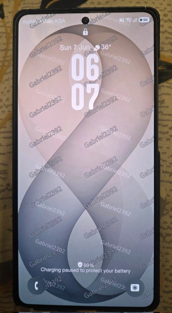 三星Z Fold8 Ultra真机图片及壁纸曝光 屏幕边框更窄