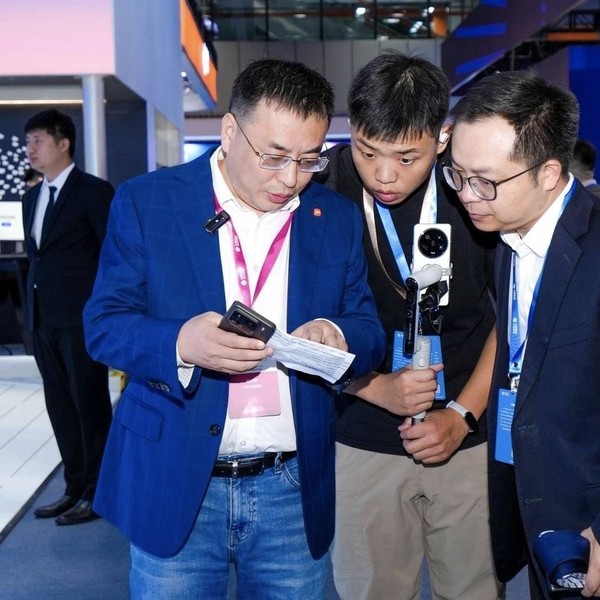 疑似小米15真机外观曝光 家族式设计 本月底首发新骁龙!